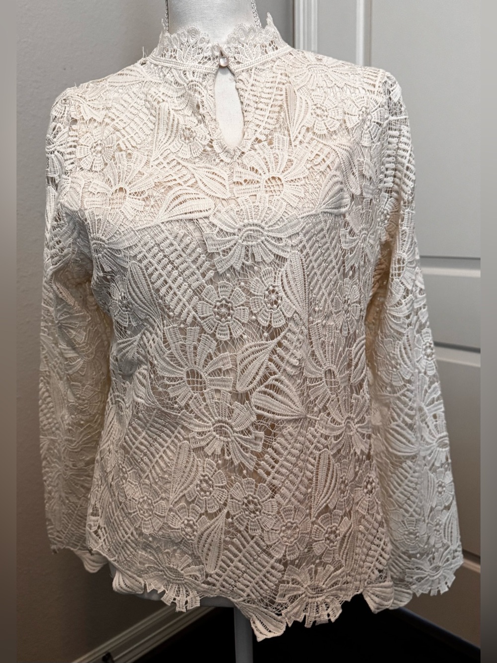 Women’s White Floral Lace Mock Neck Long Sleeve Lined Keyhole Pearl Blouse